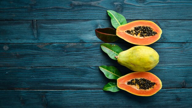 Tropische vruchten zoete papaya rauw veganistisch eten op een blauwe houten achtergrond Bovenaanzicht Vrije ruimte voor tekst