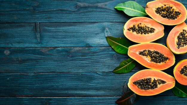 Tropische vruchten zoete papaya rauw veganistisch eten op een blauwe houten achtergrond Bovenaanzicht Vrije ruimte voor tekst