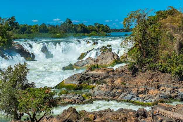 Tropische waterval met blauwe hemel in Laos