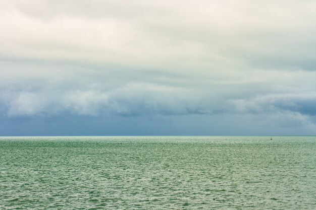 Tropische zee en regenwolken