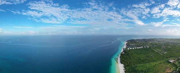 Tropische zee. Verbazingwekkend vogelperspectief op Zanzibar