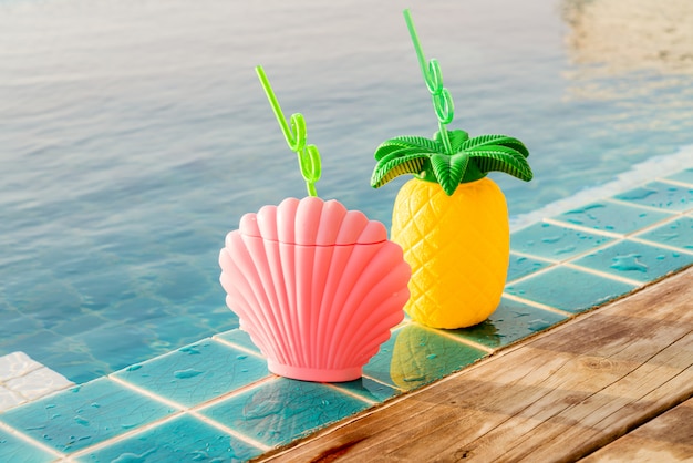 tropische zomerdrankjes naast het zwembad