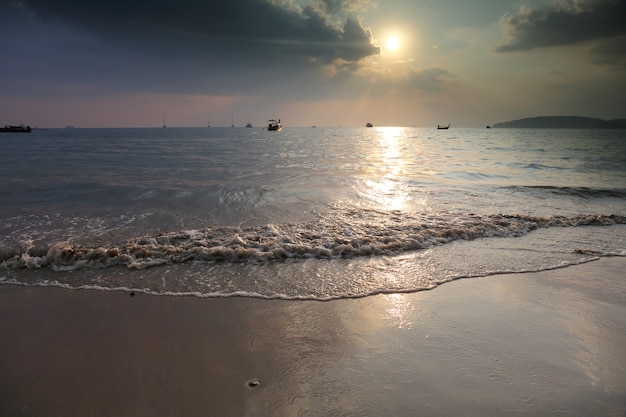 Tropische zonsondergang op het strand. Krabi. Thailand