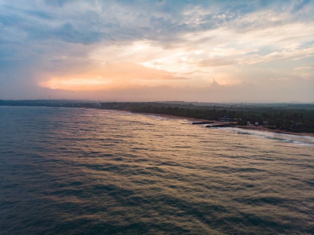 Tropische zonsondergang op oceaanstrand Sri Lanka