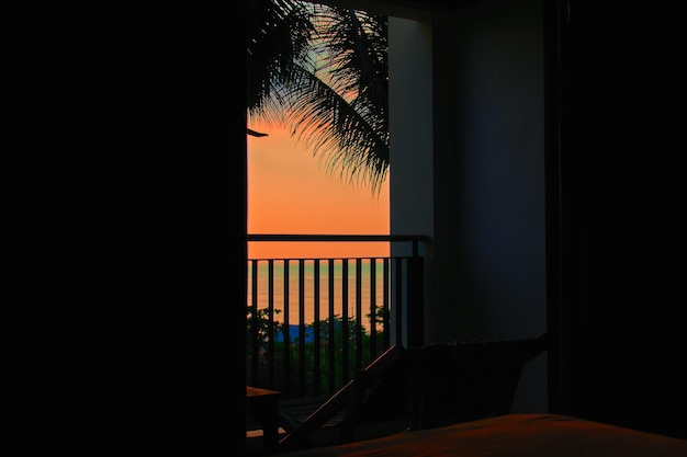 Tropische zonsondergang vanuit het hotelraam aan zee