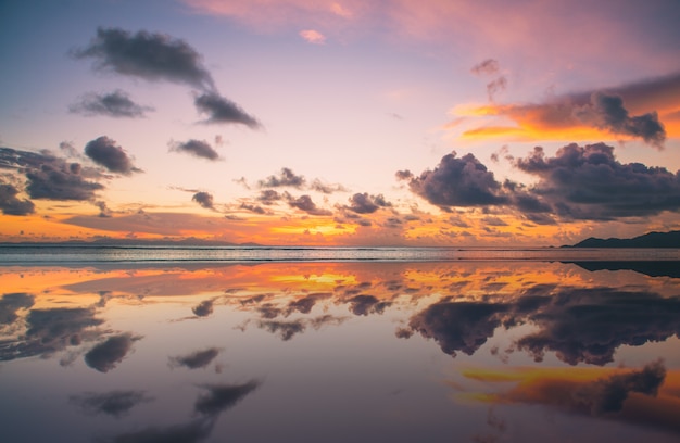 Tropische zonsondergang voor de oceaan op een prachtig eiland.