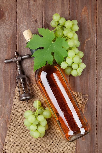 Tros druiven witte wijn fles en kurkentrekker