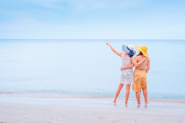 Trots en de LGBTQ+ op het zomerstrand. Biseksueel en homoseksueel liefdespaar.