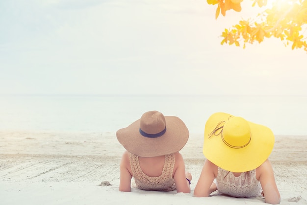 Trots en de LGBTQ+ op het zomerstrand. Biseksueel en homoseksueel paar.