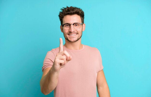 trots en zelfverzekerd lachend nummer één pose te maken die triomfantelijk een leider voelt