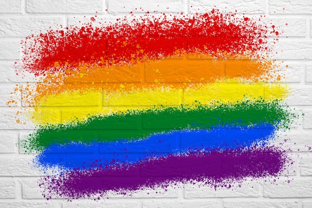 Trots illustratie. witte bakstenen muur met de regenboogvlag LGBT