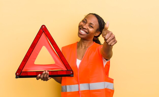 Foto trots voelen positief glimlachen met duimen omhoog