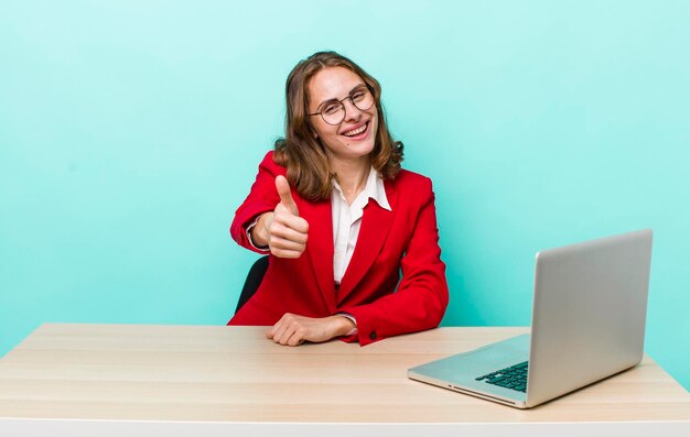 Trots voelen positief glimlachen met duimen omhoog