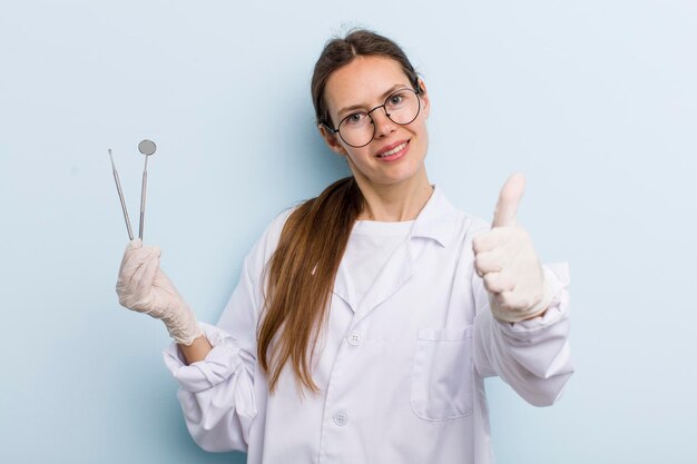 Trots voelen positief glimlachen met duimen omhoog