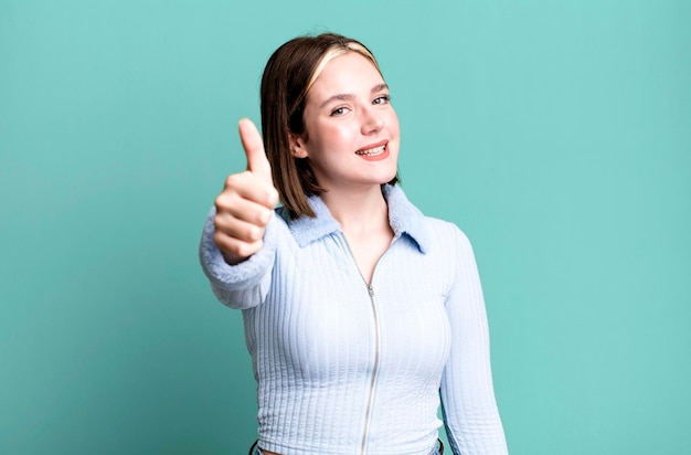 Trots voelen positief glimlachen met duimen omhoog