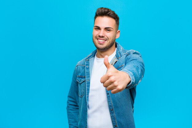 trots, zorgeloos, zelfverzekerd en gelukkig voelen, positief glimlachen met duimen omhoog