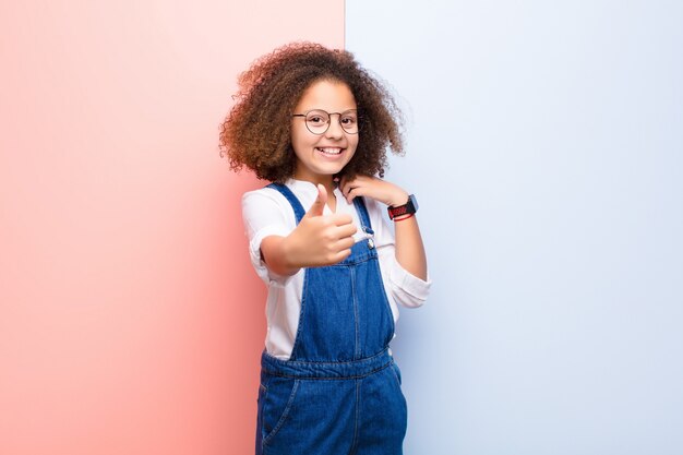 trots, zorgeloos, zelfverzekerd en gelukkig zijn, positief glimlachend met duimen omhoog