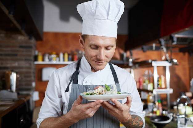 Trotse chef-kok presenteert schotel