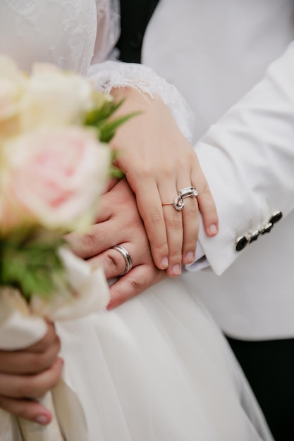 Trouwdag bruiloft boeket in de handen van de bruid trouwringen close-up details