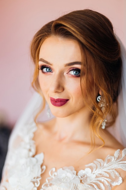 Trouwdag en mooie bruid Mooie jonge vrouw met bruiloft make-up en kapsel