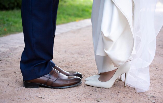 trouwdag, huwelijksachtergrond, schoenen voor mannen en vrouwen, witte schoenen voor vrouwen, bruine schoenen voor mannen