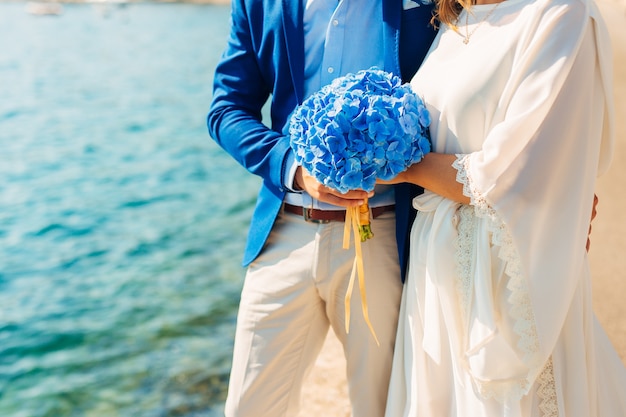 Trouwen boeket in handen van de bruid. Bruiloft in Montenegro