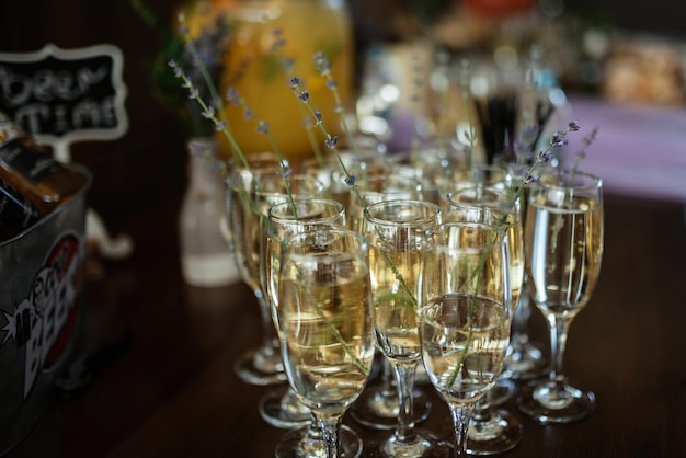 Trouwglazen voor wijn en champagne van helder kristal