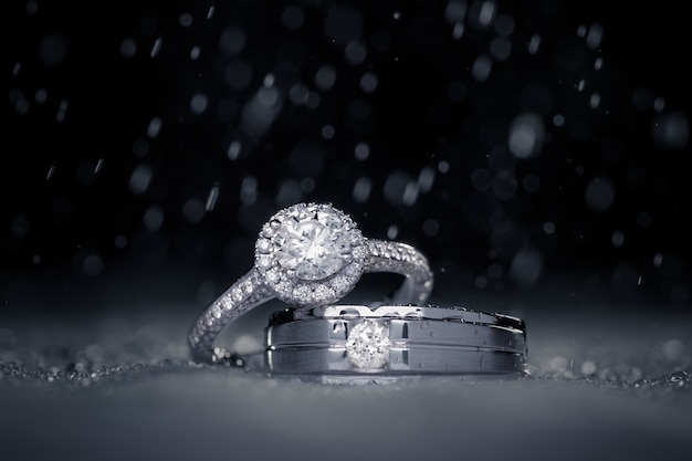 Foto trouwring diamanten ringen met waterdruppels