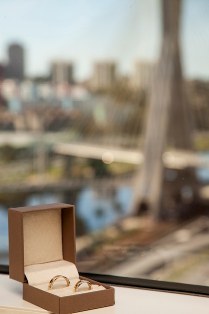 trouwring met een wazige tuibrug in Sao Paulo, Brazilië.