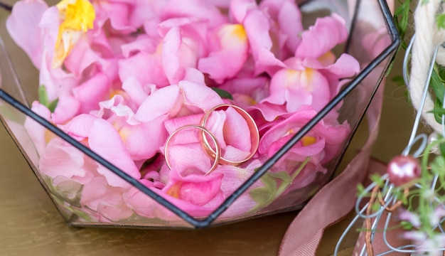 Trouwringen in de corsages met rozenblaadjes