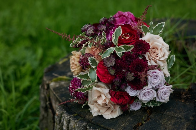 Foto trouwringen op een boeket bloemen