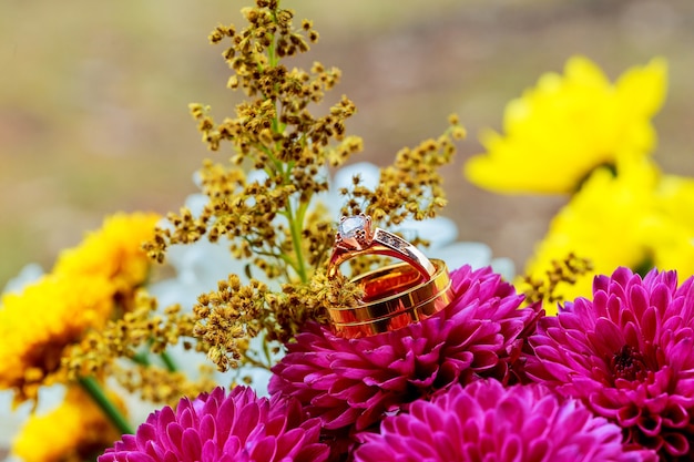 Trouwringen roze dahlia's bloemstuk voor een bruiloft met trouwringen