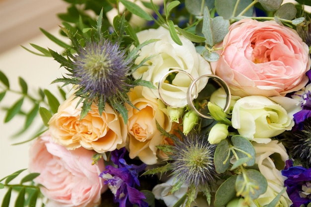 Trouwringen tussen verschillende bloemen in een boeket