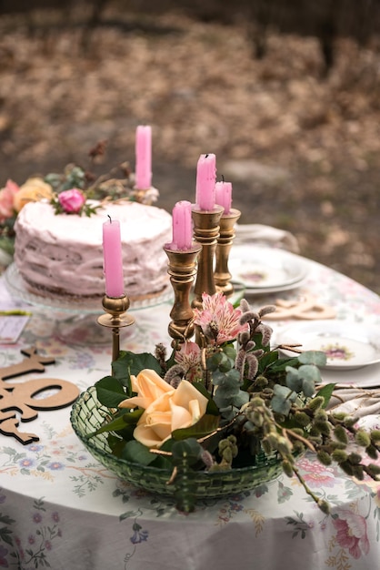 Trouwtafel met kaarsen en cake close-up