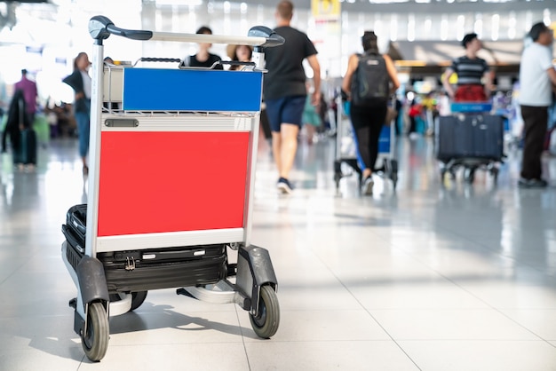 Trovell luchthaven wachten op inchecken in de luchthaven. Bagage bagagewagen met koffers