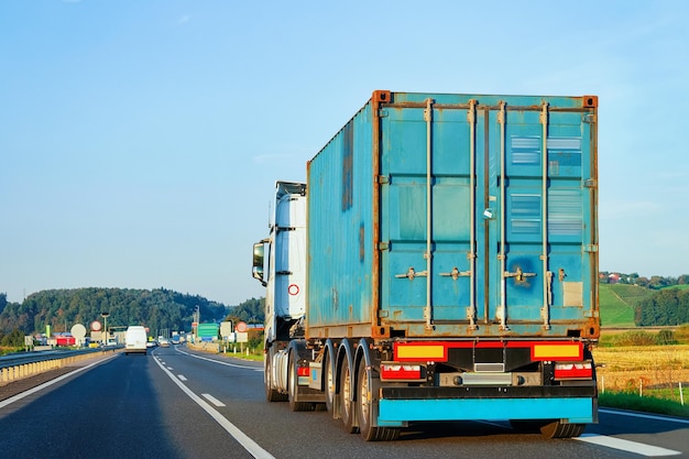 ポーランドのアスファルト道路でトラック。貨物貨物を運ぶトラック輸送。