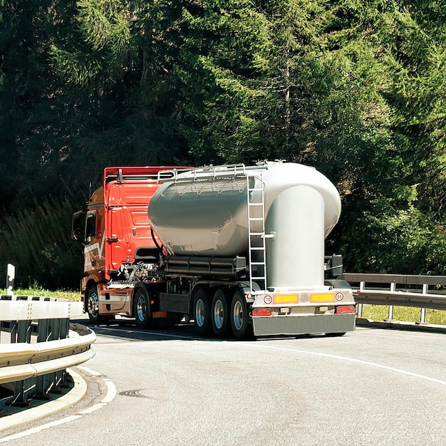 Foto cisterna di camion sulla strada a visp, canton vallese svizzera.