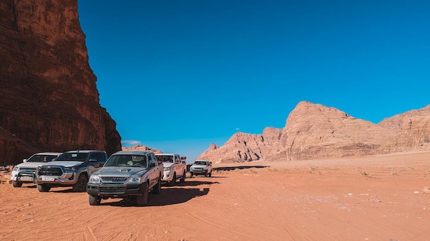 산을 배경으로 사막에 있는 트럭