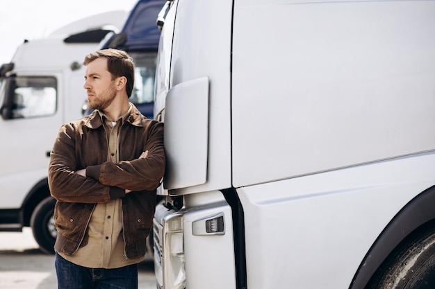 Photo truck driver standing by his lorry