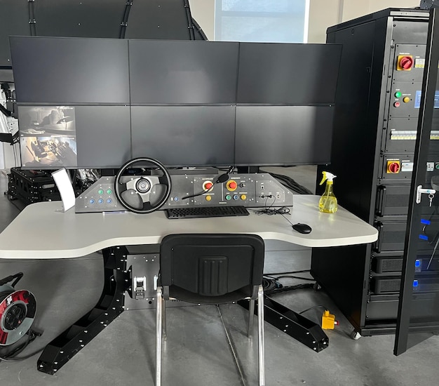 Foto simulatore di guida di camion. visualizzazione dei computer che impostano il livello di difficoltà del simulatore di guida
