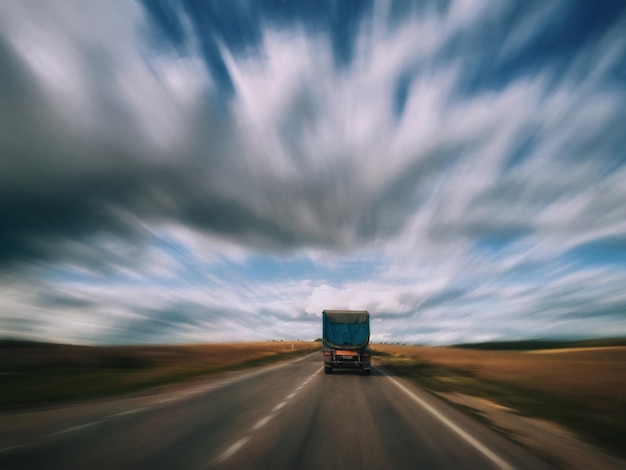 Foto il camion sta guidando su un'illustrazione vuota dell'autostrada