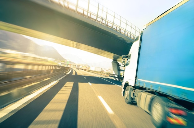 Foto camion che si muove sull'autostrada contro un ponte