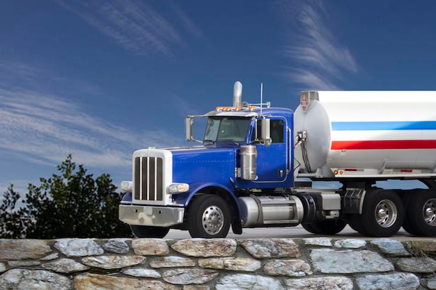 Photo truck moving on road against blue sky during sunny day