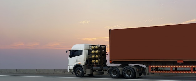 Фото Грузовик на шоссе дорога с красным контейнером, логистический промышленный транспорт наземный транспорт
