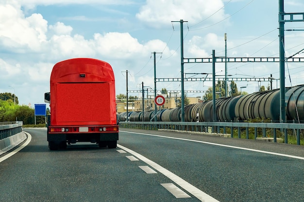 スイス、ジュネーブ州の道路をトラックで移動します。