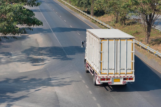 사진 도로에서 달리는 트럭 도로 위의 소형 트럭 운송 제품용 소형 흰색 트럭