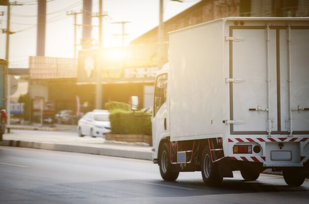 道路を走るトラック、道路を走る小型トラック。