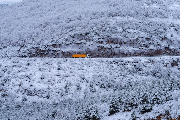 雪に覆われた山のシーンでトラック