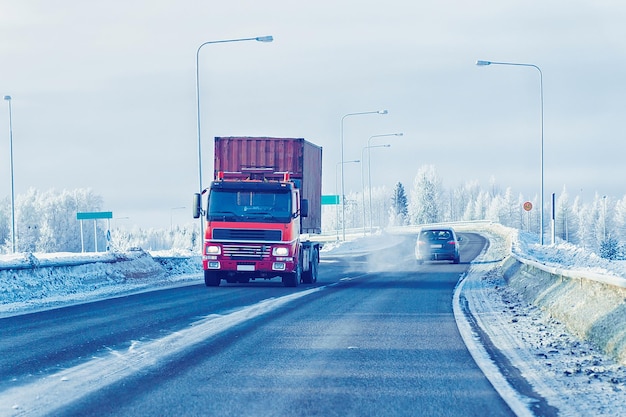 フィンランドの冬のラップランドのスノーロードをトラックで走りましょう。