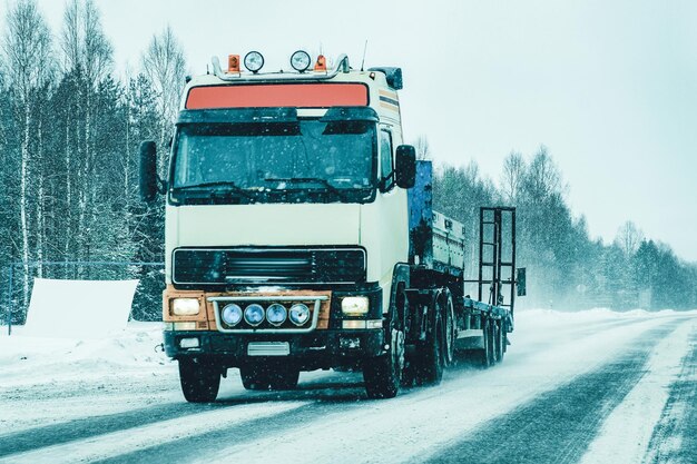 ラップランドのフィンランドの雪に覆われた冬の道のトラック。